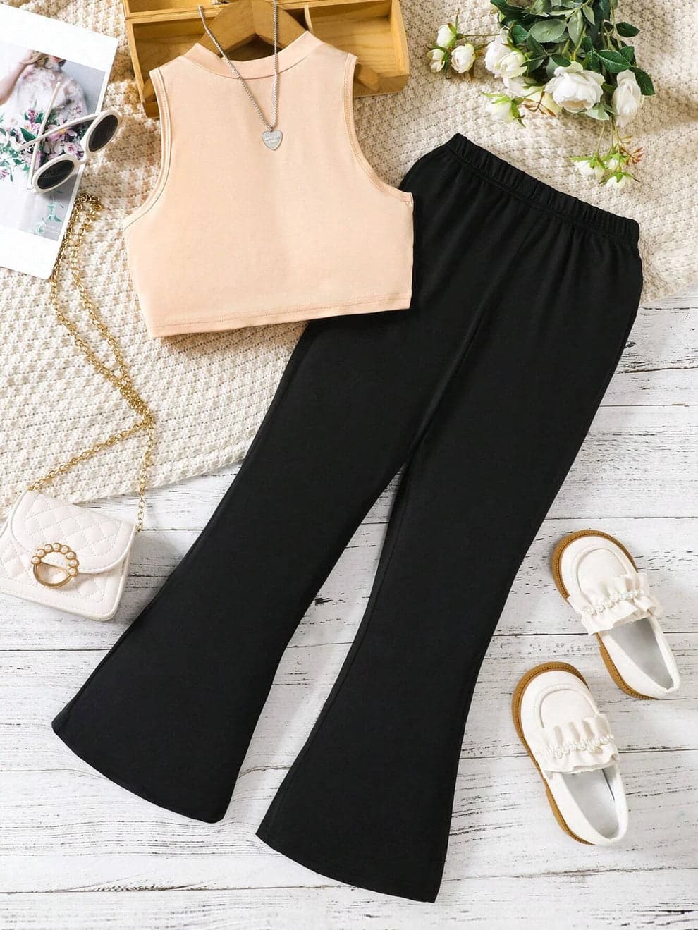 BEIGE TANK TOP & BLACK FLAPPER